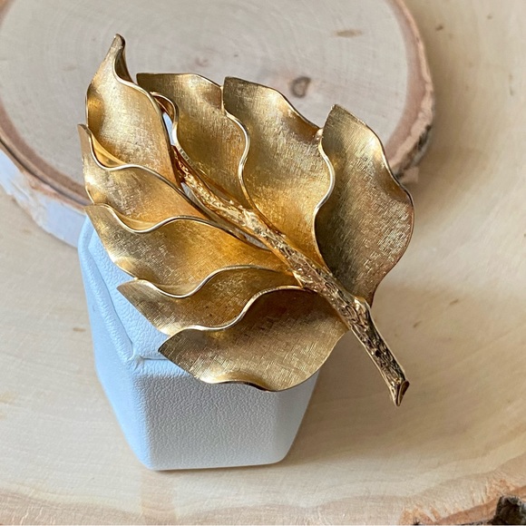 Vintage- Demi-Parure Stylized Gilt Brooch & Clip Back Earrings - Picture 3 of 13